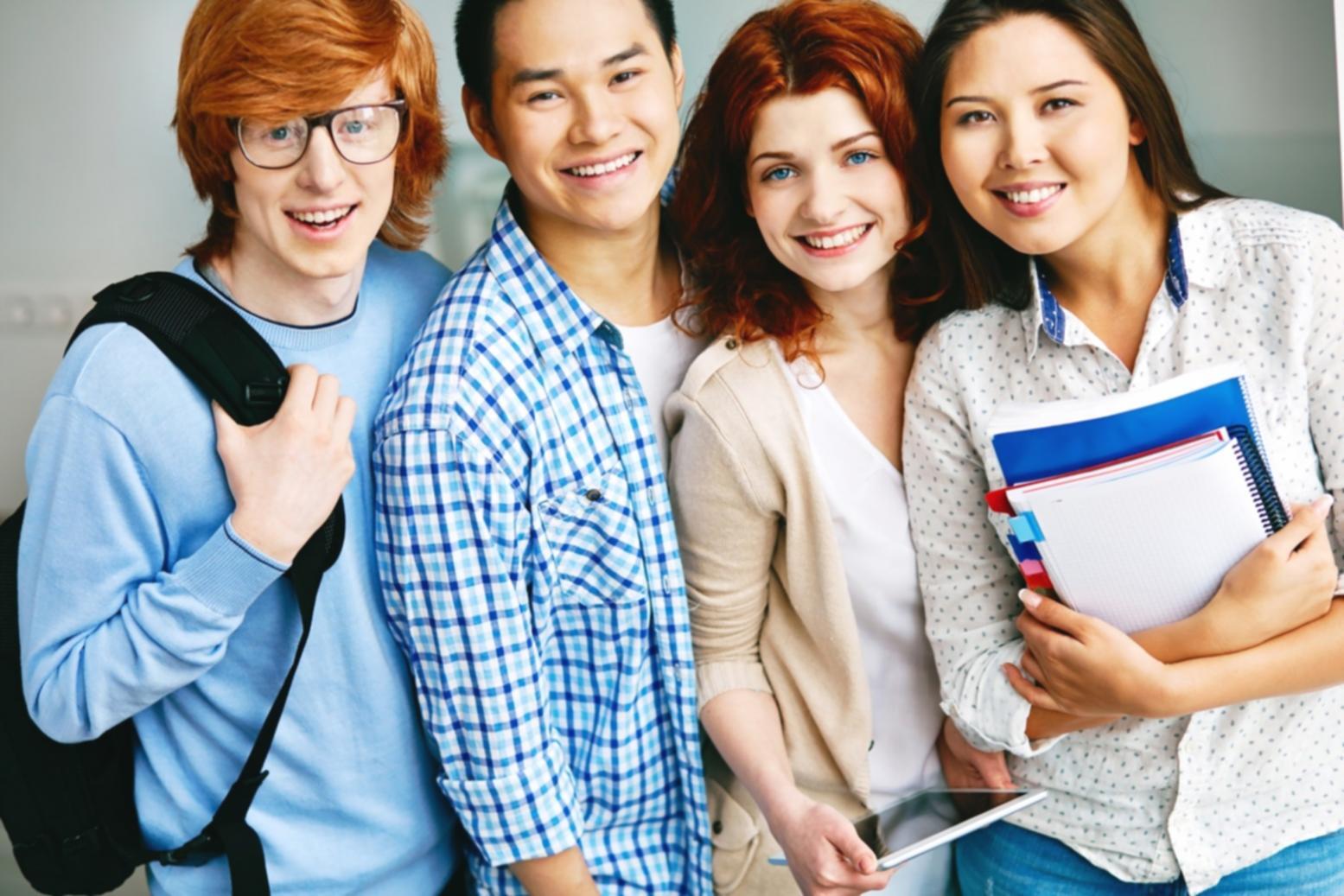 Profesionales trabajando en análisis financiero colaborativo
